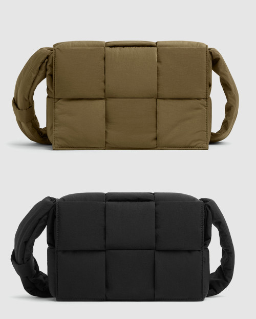 [BOTTEGA-보테가베네타]스몰 패디드 테크 카세트 755182